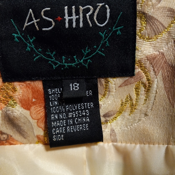 Two piece suit - Picture 7 of 8